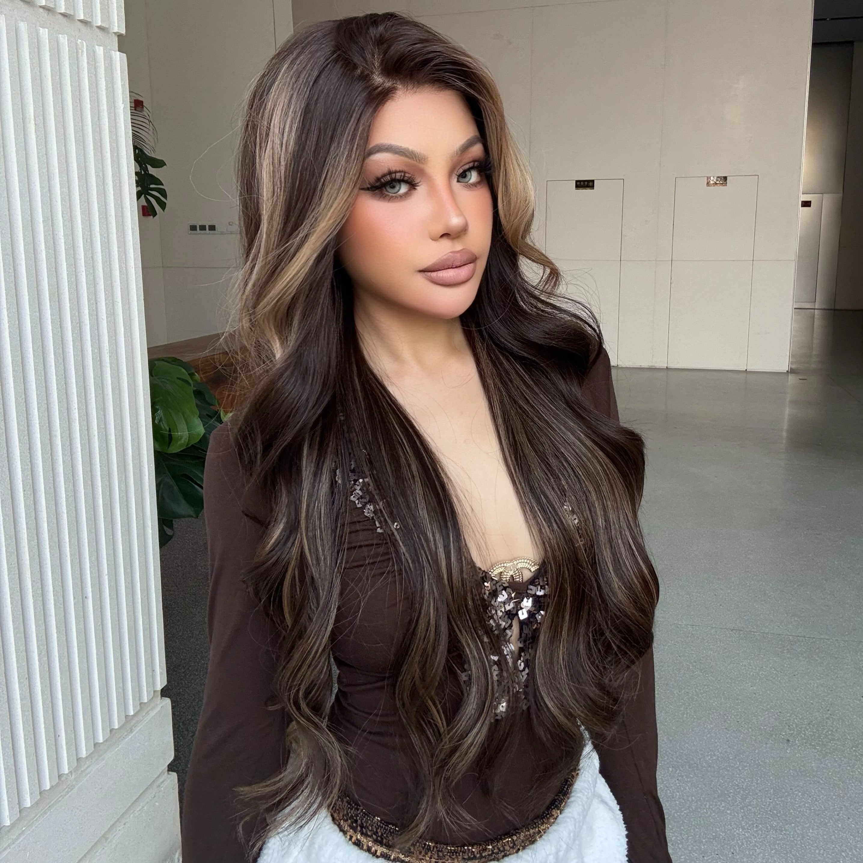 Espresso-DWY 28-Inch Lace Front Wig: Wavy Dark Brown with Highlights - Glueless Free Part Style