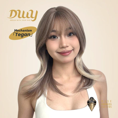 【New in】Tegan - 18-Inch Mid-Length Wavy Wig with Blunt Bangs in Light Ash Blonde